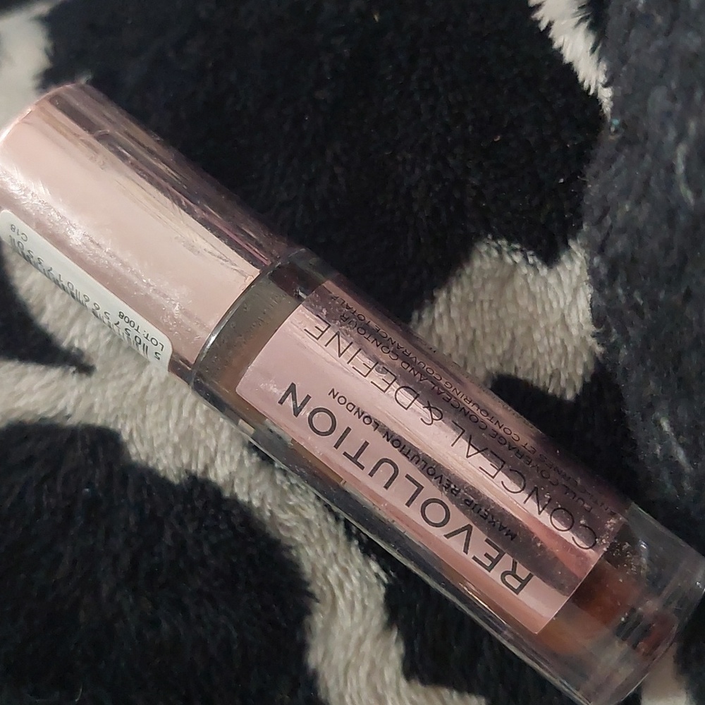 New‎ makeup revolution conceal & define c18